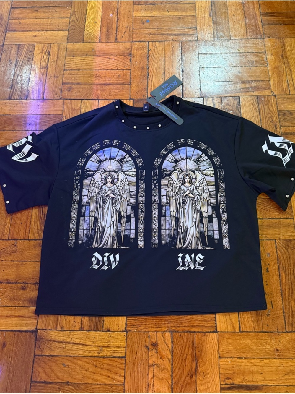 Men's Black Short-Sleeve Graphic Tee - Classic Crew Neck with rhinestones